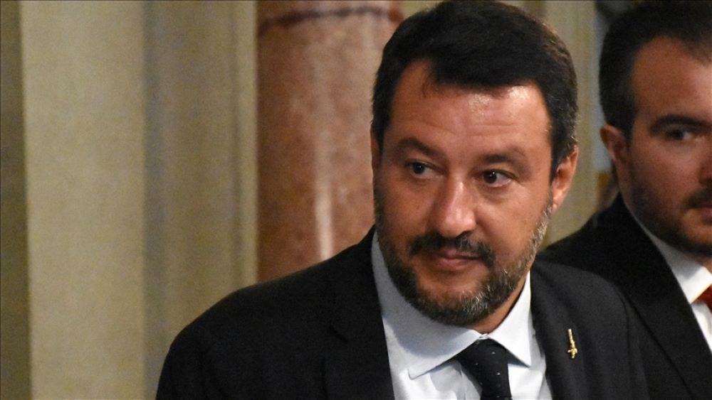 Matteo Salvini war zu der Zeit italienischer Innenminister, als er die 147 von einem NGO-Schiff geretteten Migranten daran hinderte, an Land zu gehen. Besatzungsmitglieder sagten später aus, dass sich das körperliche und geistige Zustand der Migranten in diesem Zeitraum schnell verschlechterte. Der stellvertretende italienische Ministerpräsident Matteo Salvini