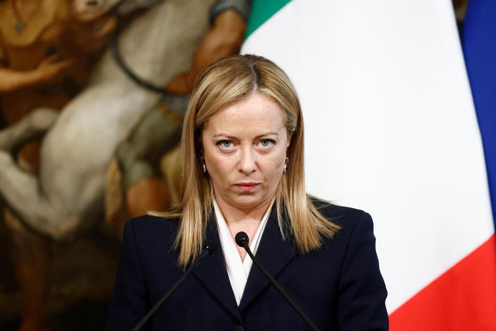 Hunderte Männer zeigten bei einer Versammlung vor dem Hauptquartier der italienischen sozialistischen Bewegung den Hitlergruß. Italiens rechte Ministerpräsidentin Giorgia Meloni