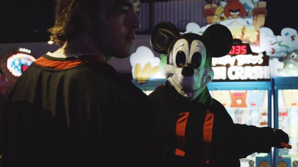 Mickey ist nicht der erste Kindheitscharakter, der die Wandlung zu einem Horrorfilm erfährt. Es ist Mickey, aber nicht so, wie Sie ihn jemals zuvor gesehen haben