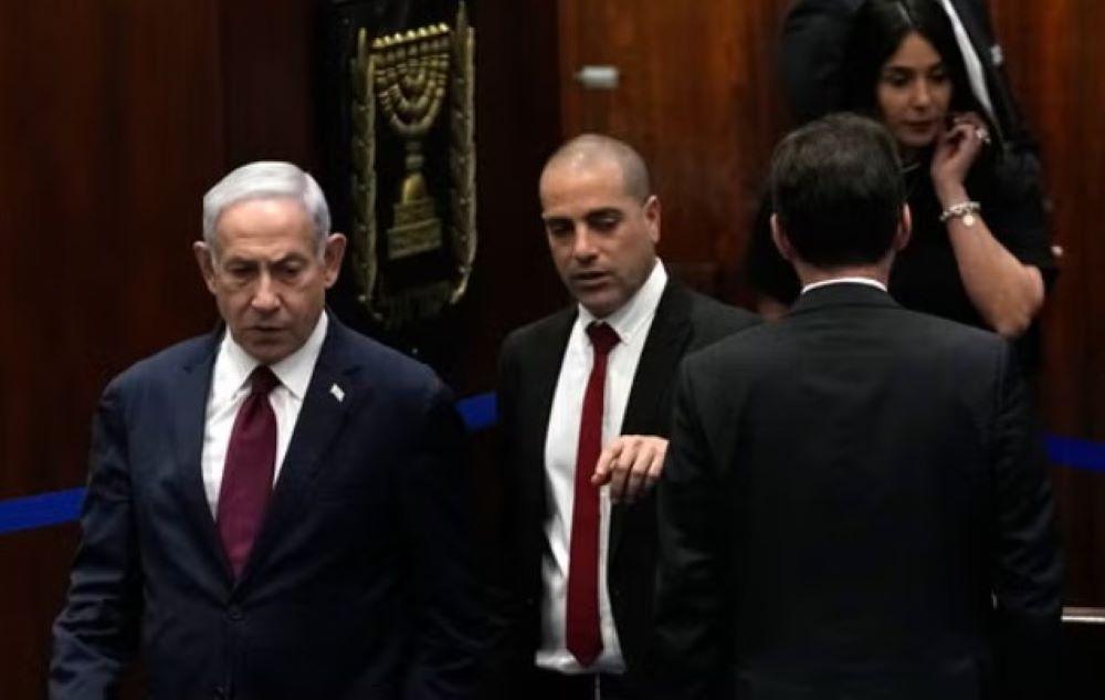 Der Krieg im Gaza-Streifen scheint nun auch das israelische Kabinett in eine Krise zu stürzen. Laut israelischen Medienberichten soll es zu großen Streitigkeiten zwischen rechtsgerichteten Ministern und Generalstabschef Herzi Halevi gekommen sein. Im israelischen Parlament soll es zuletzt zu großen Streitigkeiten gekommen sein