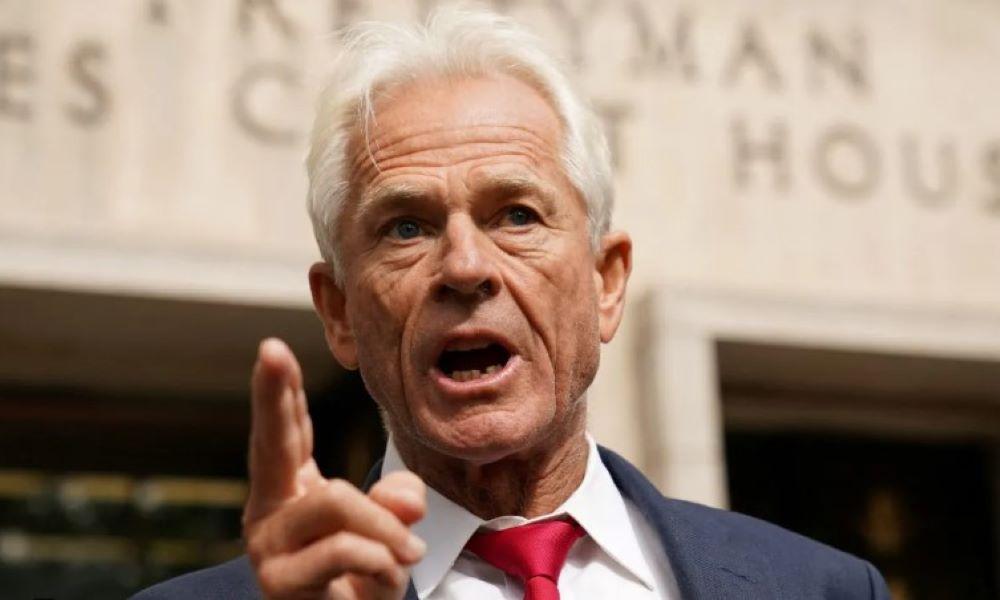 Der ehemalige Berater des früheren US-Präsidenten Donald Trump, Peter Navarro, ist am Donnerstag wegen Missachtung des Kongresses zu einer viermonaten Haftstrafe verurteilt worden. Richter Amit Mehta verurteilte Navarro zudem zu einem Bußgeld in Höhe von 9500 Dollar (8700 Euro). Ex-Trump-Berater Navarro wegen Missachtung des Kongresses verurteilt
