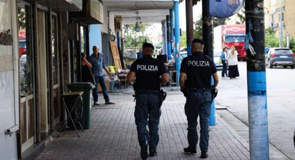 Pater Maurizio Patriciello steht seit einem Bombenanschlag in der Nähe seiner Kirche in Caivano, Neapel, unter Polizeischutz, schwört jedoch, die Kriminalität weiter zu bekämpfen. Italienische Polizei in Caivano, Italien