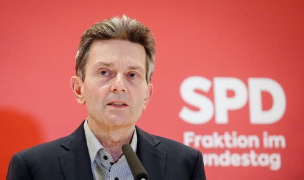 Angesichts der angespannten Hochwasserlage in Teilen Deutschlands plädiert SPD-Fraktionschef Rolf Mützenich dafür, mögliche Bundeshilfen von der Schuldenbremse auszunehmen. Auch die Grünen im Bundestag sehen wegen der Hochwasserlage ein erneutes Aussetzen der Schuldenbremse als Option. SPD-Fraktionschef Mützenich