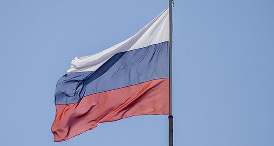 Laut dem unabhängigen russischen Internetportal Meduza könnte es sich auch um einen erfolgreichen Hackerangriff oder um einen Fehler der Administratoren der Domäne .ru gehandelt haben. Russisches Mobilfunknetz nach "Panne" ausgefallen