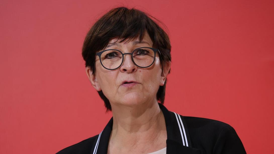 Die AfD hatte zuletzt bei Landtagswahlen auch in Westdeutschland deutliche Gewinne eingefahren und in Ostdeutschland Bürgermeister- und Oberbürgermeisterwahlen gewonnen. SPD-Chefin Saskia Esken