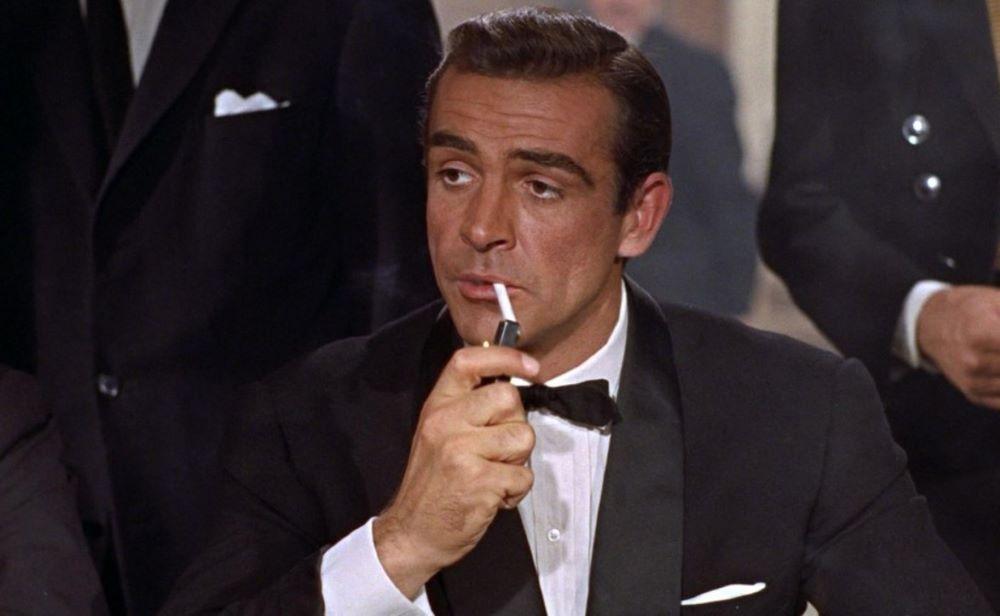 Waffennarr und Frauenheld: In den Filmen kommt der berühmte Geheimagent 007 immer mit einem blauen Auge davon. Doch nun legt das Britische Filminstitut James Bond das Handwerk. "Veraltete rassistische Klischees": "James-Bond-Filme" erhalten Warnhinweise