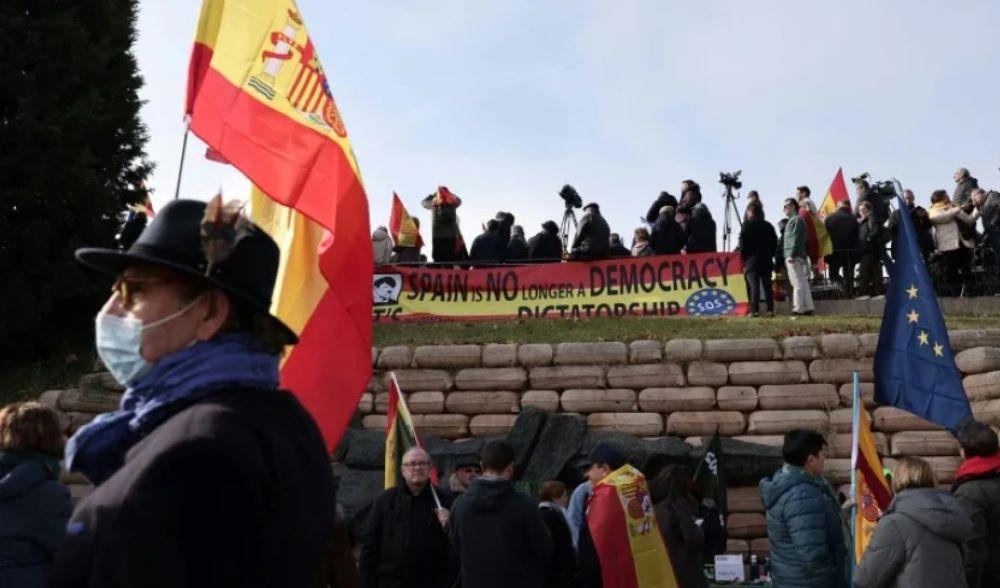 Zwei Tage vor einer wichtigen Abstimmung im spanischen Parlament haben in Madrid zehntausende Menschen gegen die von Regierungschef Pedro Sánchez geplante Amnestie für katalanische Unabhängigkeitsbefürworter protestiert. Zehntausende protestieren in Spanien gegen Amnestie für katalanische Aktivisten