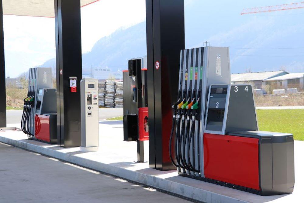 "Am günstigsten ist Kraftstoff laut einer ADAC-Studie in der Regel zwischen 18 und 19 Uhr sowie zwischen 21 und 22 Uhr. Die Auswertung zeigt, dass sich zu diesen Uhrzeiten rund 9 Cent je Liter im Vergleich zur teuersten Tageszeit (7 Uhr morgens) sparen lassen." Verbände sehen keinen Spritpreis-Schock trotz steigendem CO2-Preis
