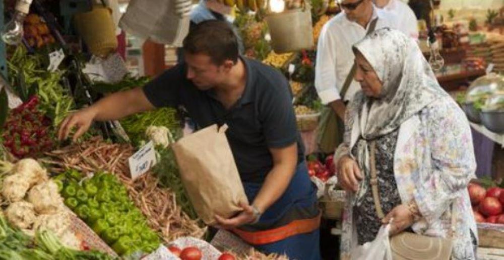 Der Leitzins wurde auf 42 Prozent erhöht – doch die Inflation bleibt hoch: In der Türkei wird das Leben immer teurer. Präsident Erdogan bekommt die Quittung für die Geldpolitik der vergangenen Jahre. Dabei stehen im Frühjahr wichtige Wahlen an. Hohe Zinsen und hohe Inflation: In der Türkei wird das Leben immer teurer