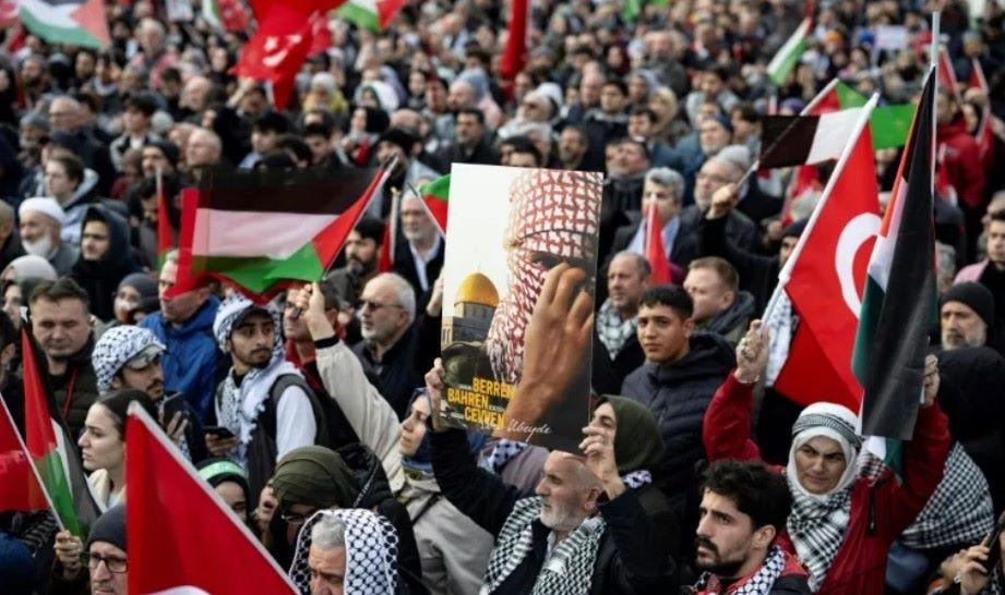 In Istanbul haben am Montag zehntausende Menschen gegen das Vorgehen der israelischen Armee im Gazastreifen sowie gegen die Gewalt der verbotenen Arbeiterpartei Kurdistans (PKK) gegen türkische Soldaten demonstriert. Zehntausende demonstrieren in Istanbul gegen Israel und kurdische PKK