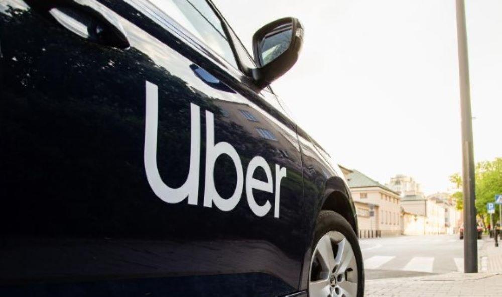 Eigentlich war längst beschlossen, dass Fahrer und Fahrerinnen von Taxiunternehmen wie Uber und Free Now oder auch Lieferdiensten wie Wolt mehr Rechte bekommen sollen. Nun hängt das Vorhaben wieder in der Schwebe, weil einige Länder doch nicht mehr zustimmen – und offenbar Großkonzerne Druck machen. "Uber macht nicht das Gesetz" - EU-Blockade nach Einigung auf mehr Rechte für Fahrer von Uber und Co.