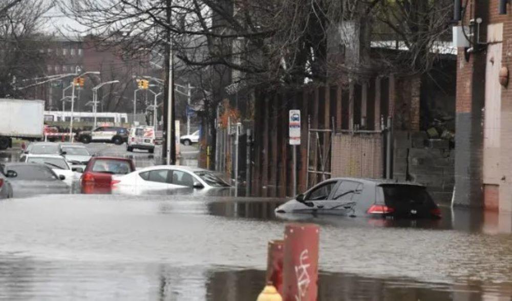 Die Wetterlage wirkte sich auch auf den Flugverkehr aus. Mehr als 1300 Flüge wurden laut der Website flightaware.com am Dienstag in den USA gestrichen, 8600 weitere Flüge hatten Verspätung. Zahlreiche Städte hatten mit Überschwemmung zu kämpfen