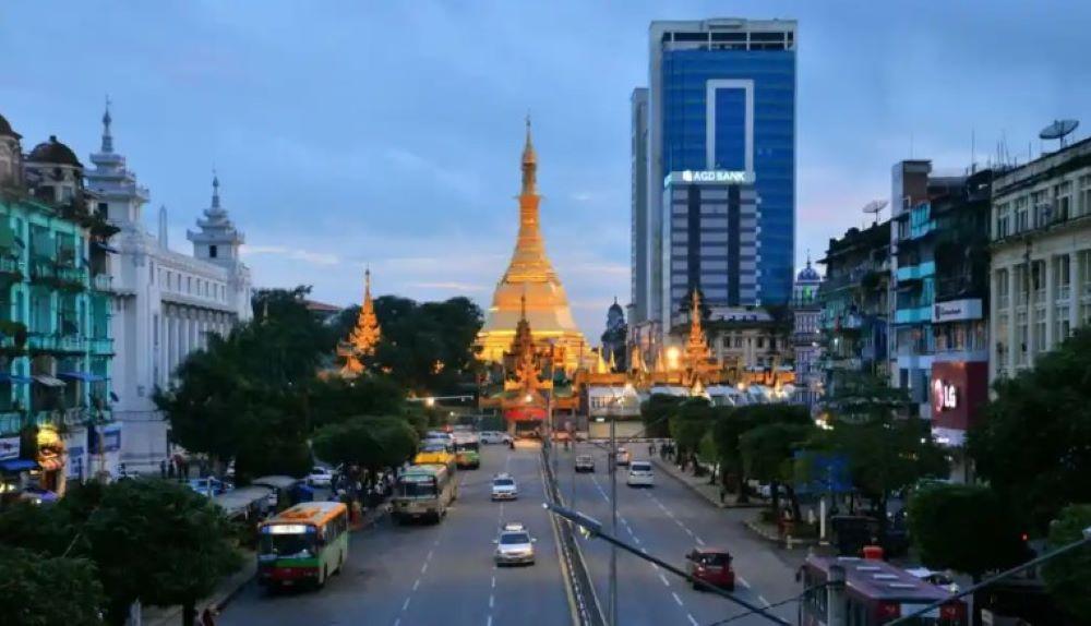 Zwar können schon seit einiger Zeit wieder Touristenvisa beantragt werden - aber die meisten westlichen Regierungen raten dringend von Reisen nach Myanmar ab. Die ehemalige Hauptstadt Yangon (früher: Rangun)