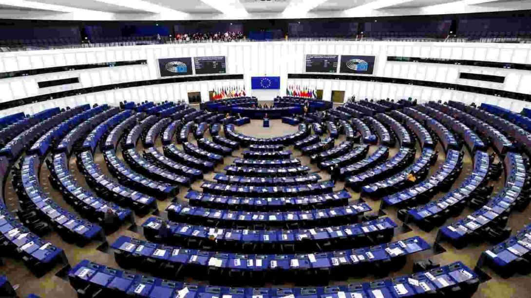Frankreich, Polen und Österreich gehören zu den neun Ländern, in denen bei den Europawahlen rechtsradikale Parteien die Mehrheit erringen könnten. Die mögliche Rückkehr von Donald Trump in die USA und eine rechtsgerichtete, nach innen gerichtete Koalition im Europäischen Parlament könnten zu einer Ablehnung "internationaler Partnerschaften zur Verteidigung europäischer Interessen und Werte" führen. Europäisches Parlament