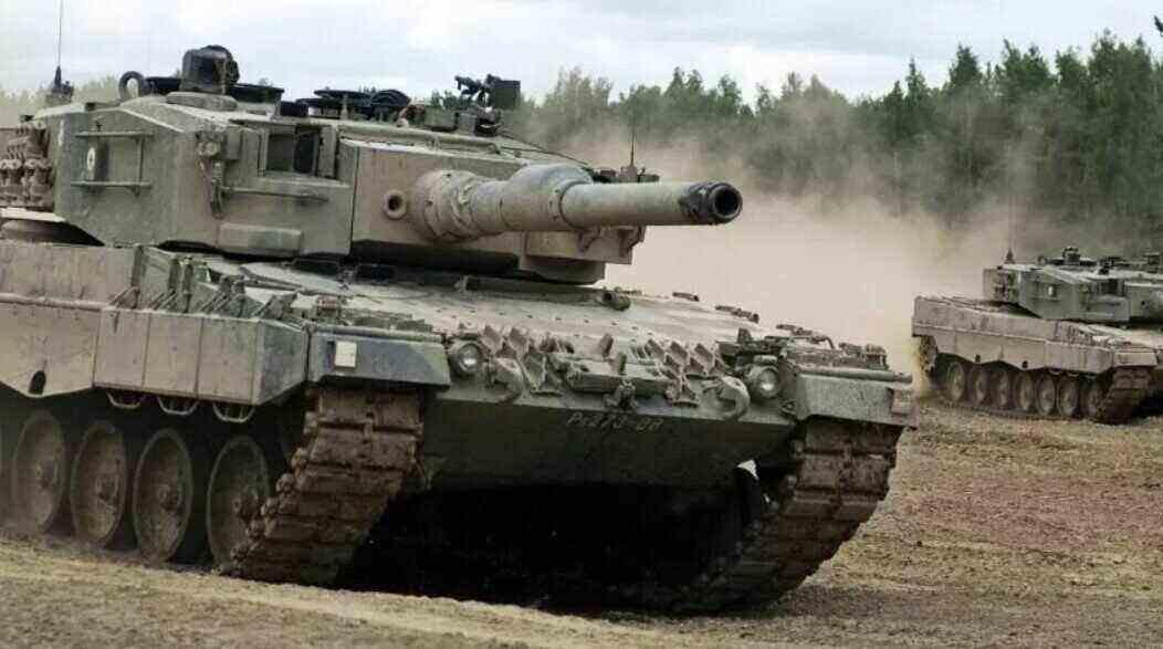 Die Bundesregierung hatte der Ukraine im März nach langem Zögern insgesamt 18 Leopard-2-Panzer aus dem Bestand der Bundeswehr übergeben. Ersatzteilmangel und Schäden durch Reparaturversuche der Ukrainer am Leopard-Panzer