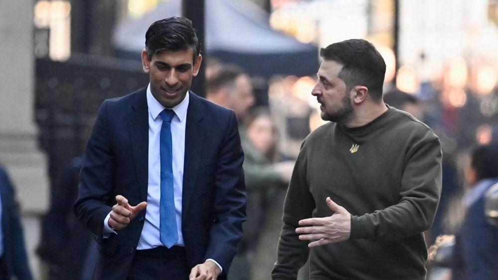 Der britische Premierminister Rishi Sunak sagt, er werde "der Ukraine in ihren dunkelsten Stunden und in den kommenden besseren Zeiten zur Seite stehen". Englands Premier Sunak und der ukrainische Präsident Selensky bei einem Treffen im Jahr 2023