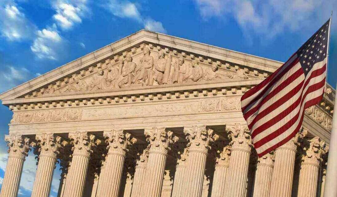 Darf Donald Trump nach dem, was sich am 6. Januar 2021 am US-Kapitol zutrug, noch mal als Präsident antreten? Zwei Bundesstaaten haben die Frage mit Nein beantwortet, darunter Colorado. Der früherer Präsident akzeptiert das allerdings nicht – und wendet sich an das Oberste Gericht. Der Supreme Court könnte die Frage theoretisch auch abweisen