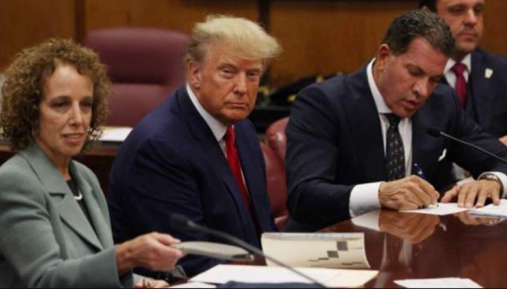Die Staatsanwaltschaft des US-Bundesstaates New York wirft Ex-US-Präsident Donald Trump und weiteren Personen im Zusammenhang mit der Trump Organization Manipulation vor. Seitens der Generalstaatsanwältin steht nun eine Forderung von 370 Millionen US-Dollar Strafe im Raum. Betrugsprozess gegen den ehemaligen US-Präsidenten Donald Trump