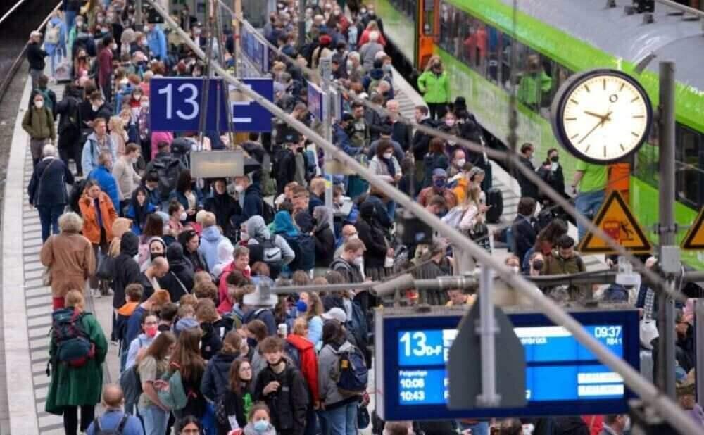 Verschärft wird der Tarif-Konflikt zudem durch eine Klage der Bahn vor dem Landesarbeitsgericht Hessen. Die hatte das Unternehmen am vergangenen Dienstag eingereicht. Montag und Dienstag dürfte der Zugverkehr in Deutschland noch wie gewohnt rollen