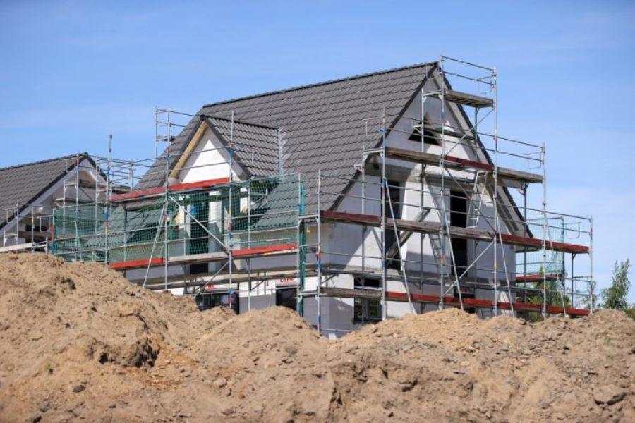 Nach einer Prognose des Forschungsnetzwerks Euroconstruct, der das Ifo-Institut angehört, dürften 2026 in Deutschland 175 000 Wohneinheiten fertiggestellt werden - 95 000 weniger als 2023. Experten warnen vor Bau-Einbrüchen