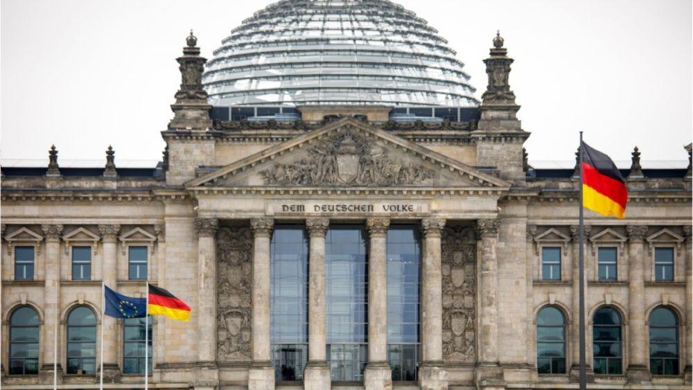 Unabhängig von ihrem Alter blicken die Befragten eher besorgt in die Zukunft: Demnach erwarten 36 Prozent der jüngeren und 42 Prozent der älteren Menschen eine Verschlechterung der Dinge. Viele junge Deutsche misstrauen Regierung und Parlament