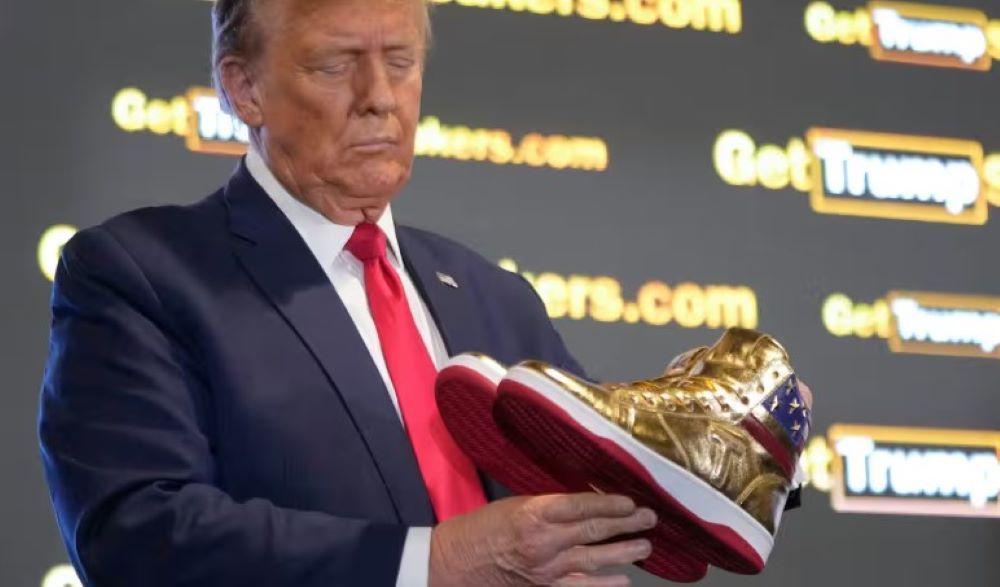 "Never Surrender High-Tops" kosten 399 US-Dollar und kommen auf den Markt, kurz nachdem der Richter gegen den ehemaligen US-Präsidenten eine 350 Millionen US-Dollar Strafe verhängt hat. Der republikanische Präsidentschaftskandidat und ehemalige Präsident Donald Trump