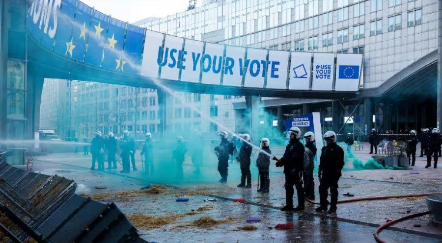 EU-Parlament wegen Bränden nach Bauernprotesten in Brüssel teils abgeriegelt
