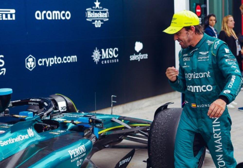 Neben Alonso sind das noch Red-Bull-Dominator Max Verstappen, der drei Titel am Stück gewann, und Mercedes-Fahrer Lewis Hamilton, der siebenmal Fahrerweltmeister wurde. Der zweimalige Weltmeister Fernando Alonso