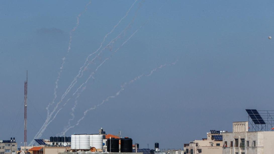 Israel hat am Dienstag Gaza mit neuen Luftangriffen angegriffen, während die Weltmächte im Vorfeld einer Abstimmung im UN-Sicherheitsrat darüber streiten, wie ein Waffenstillstand vermittelt werden kann. Israel attackiert Gaza im Vorfeld der UN-Waffenstillstandsabstimmung