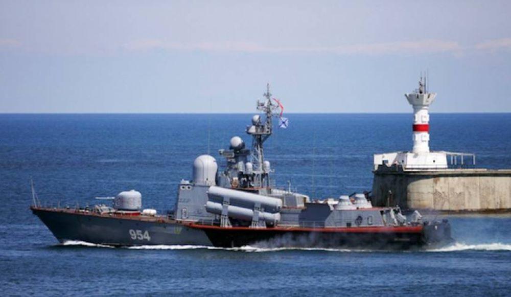 In der Nacht zum Donnerstag sei das Raketenschiff "Iwanowez" durch mehrere Seedrohnen versenkt worden, teilte der ukrainische Militärgeheimdienst am Donnerstag mit. Der Angriff sei an der Westküste der seit 2014 von Russland annektierten Halbinsel Krim erfolgt. Das russisches Raketenboot der Schwarzmeerflotte Iwanowez