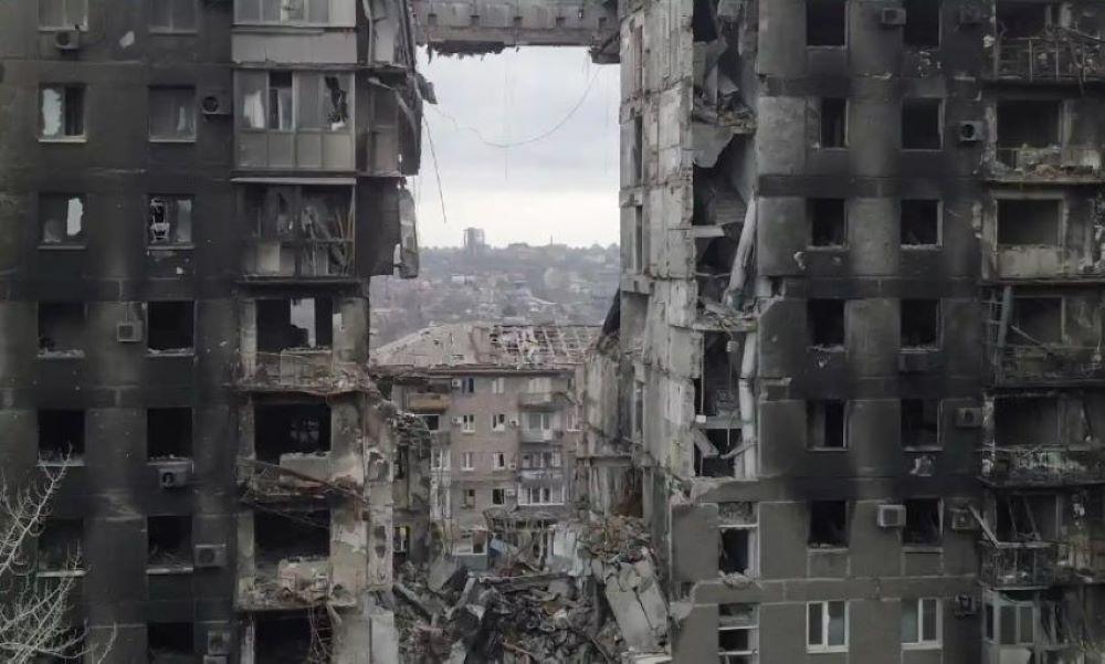 Russische Streitkräfte umzingelten Mariupol innerhalb weniger Tage nach der umfassenden Invasion der Ukraine im Februar 2022, bevor sie ein monatelanges Bombardement starteten, um den hartnäckigen militärischen Widerstand der Ukraine zu brechen. Die ukrainische Stadt Mariupol nach russischen Angriffen