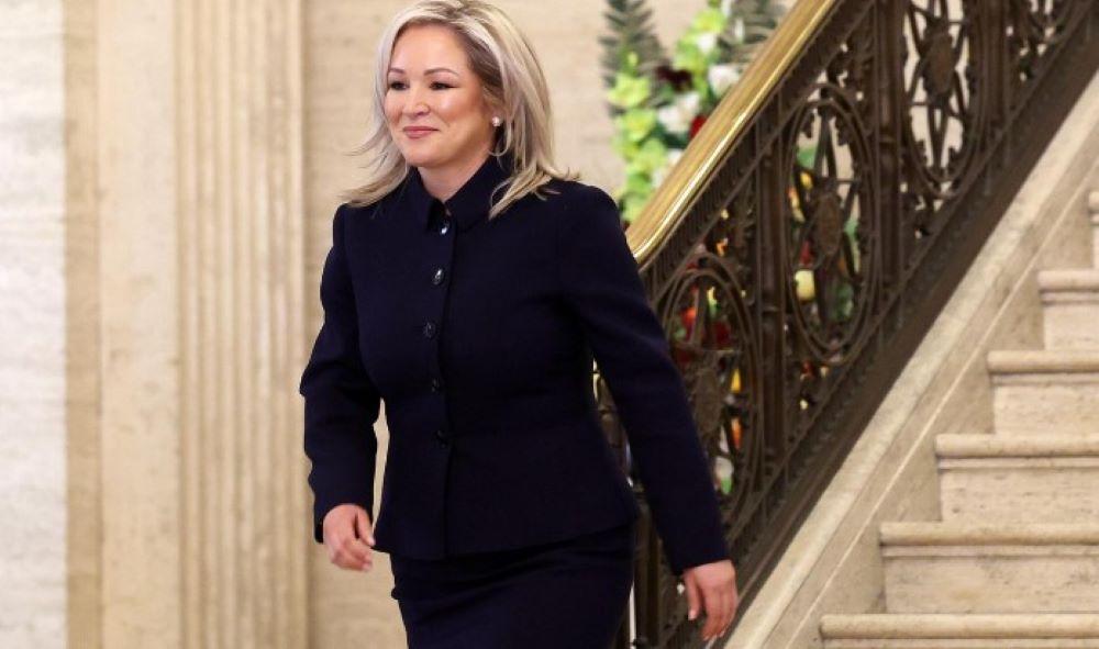 Nach zwei Jahren politischer Blockade in Nordirland ist das Parlament wieder zusammengetreten und hat die Sinn-Fein-Politikerin Michelle O'Neill zur Regierungschefin gewählt. Nach ihrer Ernennung kündigte sie einen Neuanfang für die Region an. Die Sinn-Fein-Politikerin Michelle O'Neill