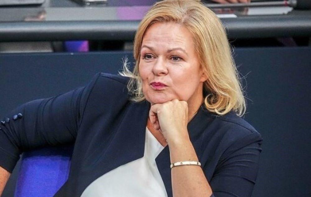 Nach der mutmaßlichen Ermordung eines russischen Deserteurs in Spanien hat Bundesinnenministerin Nancy Faeser (SPD) auch vor Gefahren für in Deutschland lebende Russen gewarnt. "Wer sich Putins Regime entgegenstellt, begibt sich in große Gefahr." Bundesinnenministerin Nancy Faeser