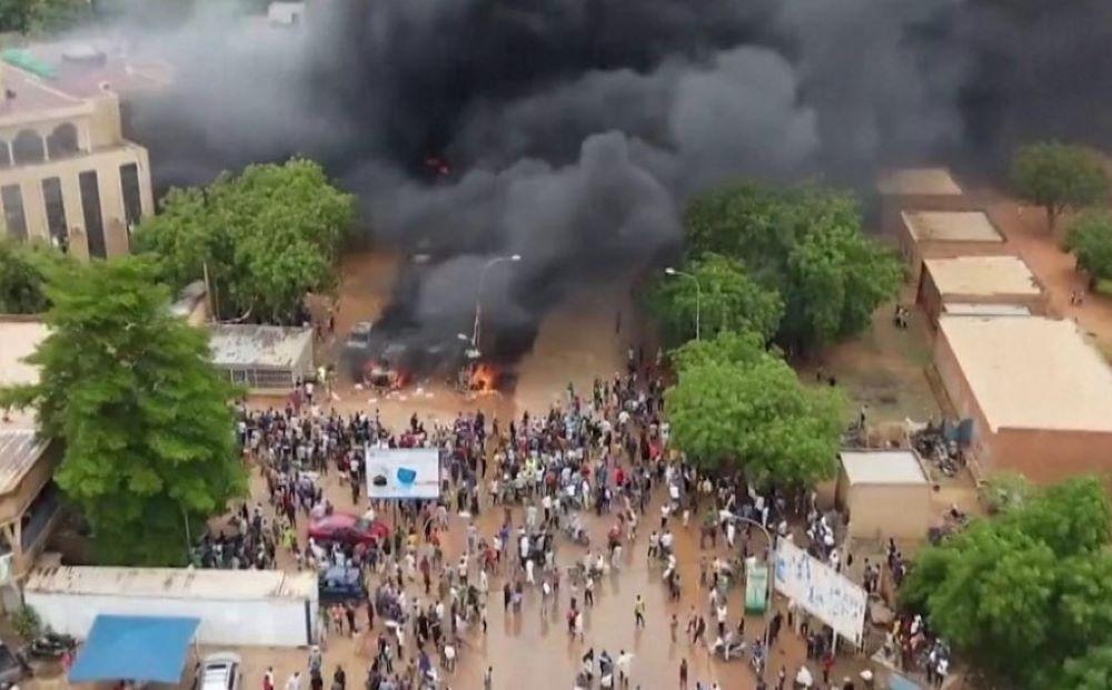 Die nun aufgehobenen Sanktionen gegen den Niger umfassten die Grenzschließung zu den Mitgliedsländern, die Sperre des Bankverkehrs, ein Überflugverbot und das Einfrieren von Bankguthaben. Ecowas hebt Sanktionen nach Putsch im Niger auf