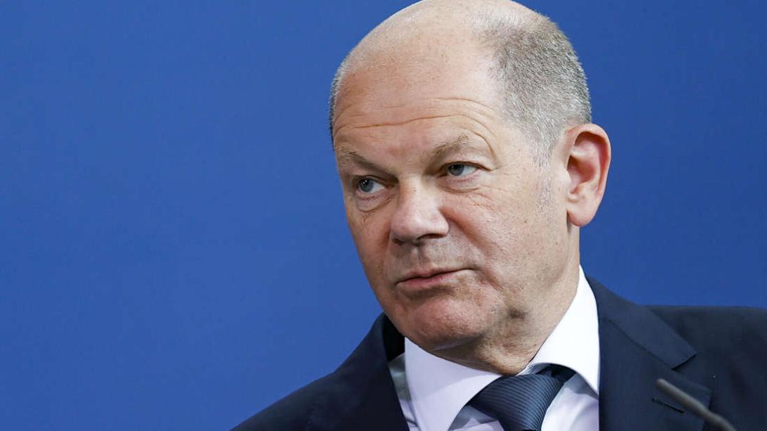 Scholz hatte seine Weigerung mit dem Risiko einer Verwicklung Deutschlands in den Krieg begründet. "Deutsche Soldaten dürfen an keiner Stelle und an keinem Ort mit den Zielen, die dieses System erreicht, verknüpft sein. Auch nicht in Deutschland". Bundeskanzler Olaf Scholz (SPD)