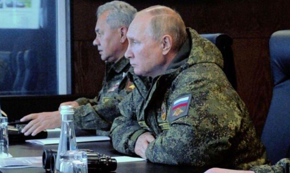 Ein wichtiger Indikator im Artilleriekrieg war die inländische Herstellung von Granaten, die Experten auf 2,5 bis 5 Millionen Einheiten pro Jahr schätzen. Kremlchef Wladimir Putin mit Verteidigungsminister Sergej Schoigu