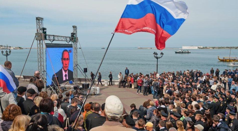 Gegenwärtig seien nach Erkenntnissen Kiews bis zu 500 000 russische Soldaten im Einsatz in der Ukraine, und sie setzten immer wieder neue Angriffsschwerpunkte. Russische Armee als Wahlhelfer Putins