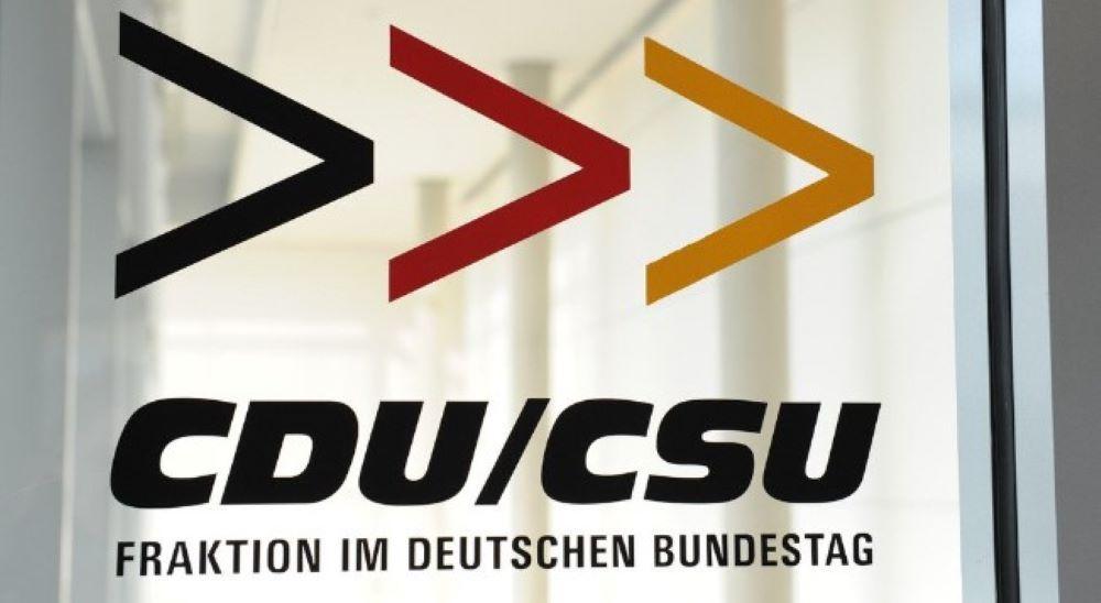 Unter den Umfrageteilnehmern, die nach eigenen Angaben Unionswähler sind, hielten 34 Prozent der Befragten Schwarz-Grün für gut, 54 Prozent dagegen für schlecht. Union bleibt stärkste Kraft