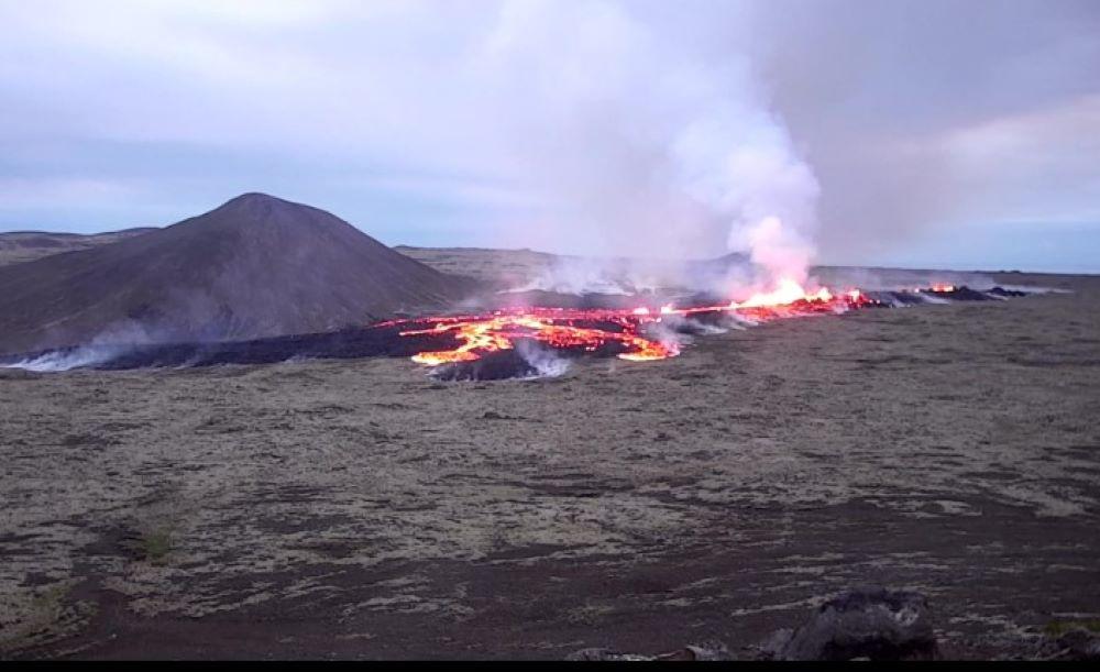 Die Blaue Lagune, ein bei Touristen beliebtes Geothermalbad in unmittelbarer Nähe des Ausbruchsortes, blieb nach Angaben der Betreiber am Freitag weiter geschlossen. Vulkanaktivität nach erneutem Ausbruch auf Island stark zurückgegangen