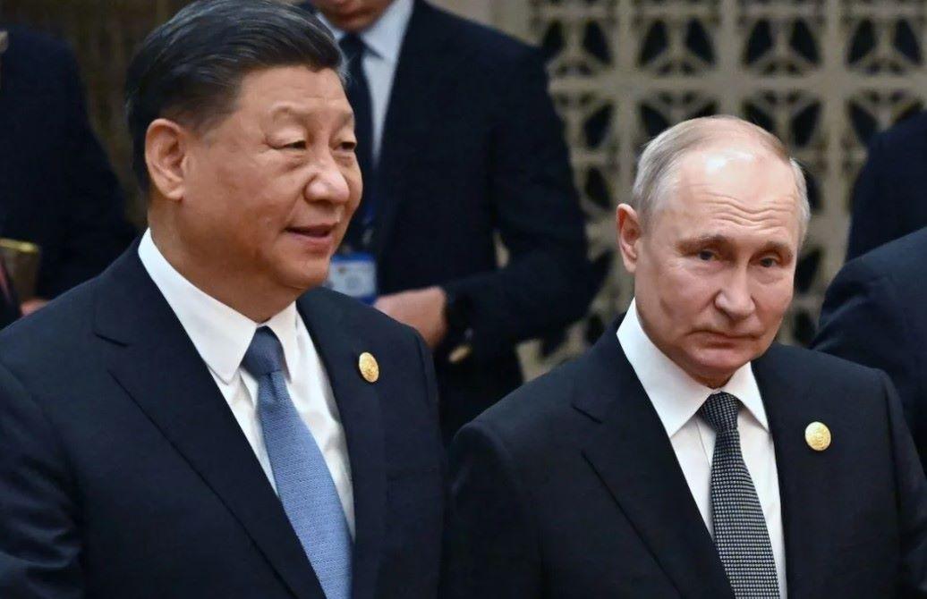 Xi und Putin führten in einem Telefonat außerdem einen "detaillierten Austausch" über die Lage in mehreren Regionen, darunter im Nahen Osten, und erörterten "die aktuelle Lage" in der Ukraine, heißt es in einer Meldung aus dem Kreml. Der chinesische Staatschef Xi Jinping mit Kremlchef Wladimir Putin