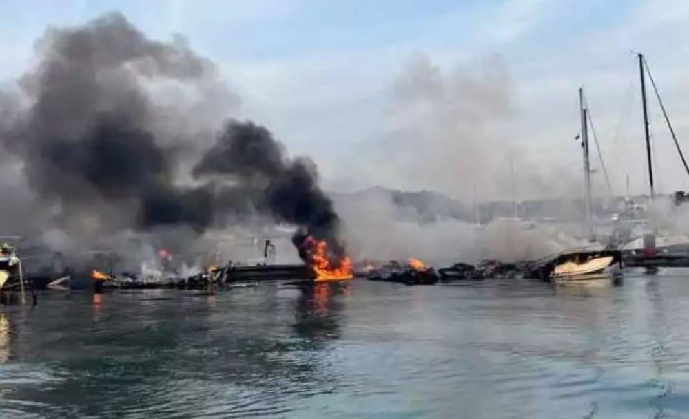 In den frühen Morgenstunden des Mittwochs brach ein verheerender Brand im Yachthafen von Medulin im Nordwesten Kroatiens aus und zerstörte dabei 22 Boote. Glücklicherweise gab es keine Verletzten, jedoch entstand erheblicher Sachschaden. Bild: kristijan antic Brand im Yachthafen von Medulin: 22 Boote zerstört, aber keine Verletzten