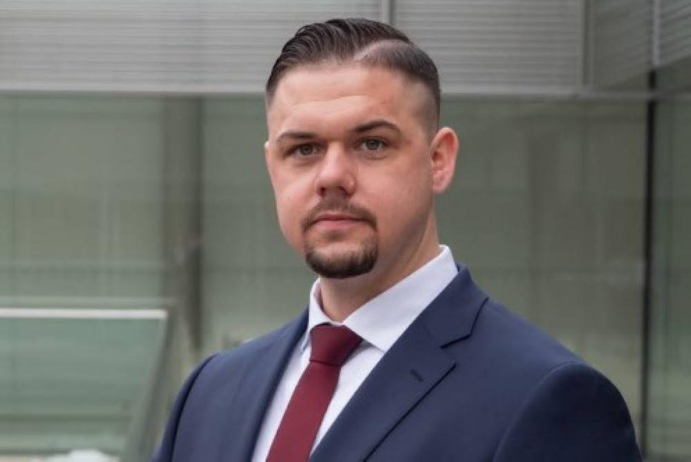 Gnauck erklärte, er habe bereits vor Wochen Bundestagspräsidentin Bärbel Bas angeboten, seine Immunität freiwillig aufzuheben, um die Vorwürfe auszuräumen. Bas habe ihm jedoch mitgeteilt, dass dies nicht notwendig sei Bundestag hebt auch die Immunität des AfD-Abgeordneten Hannes Gnauck auf