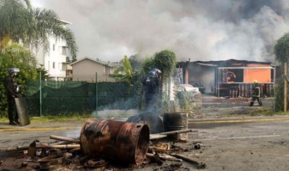 Die Lage in der Hauptstadt Neukaledoniens, Nouméa, bleibt weiterhin äußerst angespannt, nachdem tagelange Unruhen und gewaltsame Zusammenstöße fünf Menschenleben gefordert haben. Die Situation hat sich zu einem schwerwiegenden Konflikt entwickelt, der politische, gesellschaftliche und sicherheitsbezogene Herausforderungen aufwirft. Unruhen in Neukaledonien: Eskalation nach tödlichen Zusammenstößen wegen Wahlreform