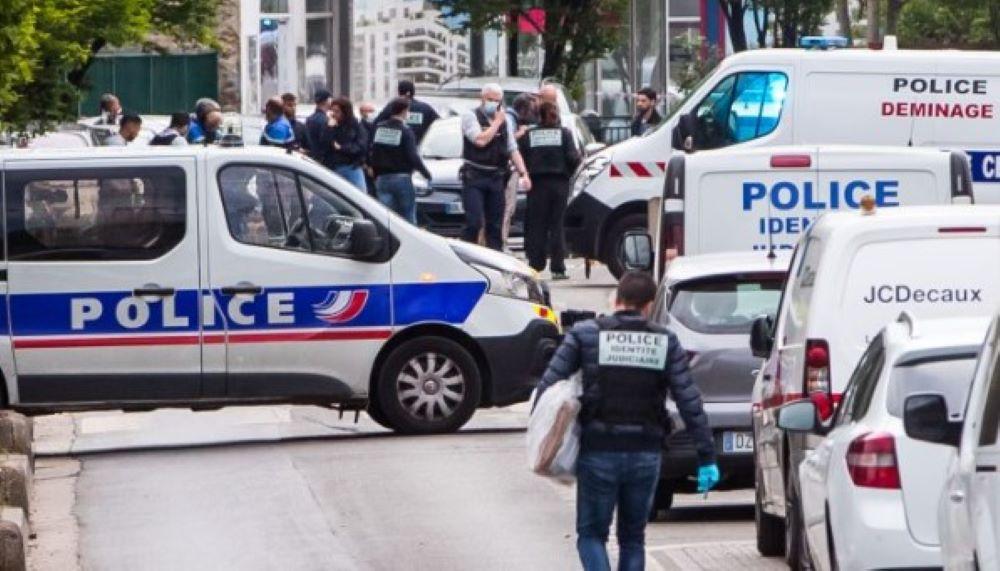 Die brutalen Morde an den Gefängnisbeamten, den ersten seit 1992, lösten landesweit Proteste unter den Gefängnisbeamten aus Proteste in französischen Gefängnissen nach tödlichem Hinterhalt auf Gefängnistransporter