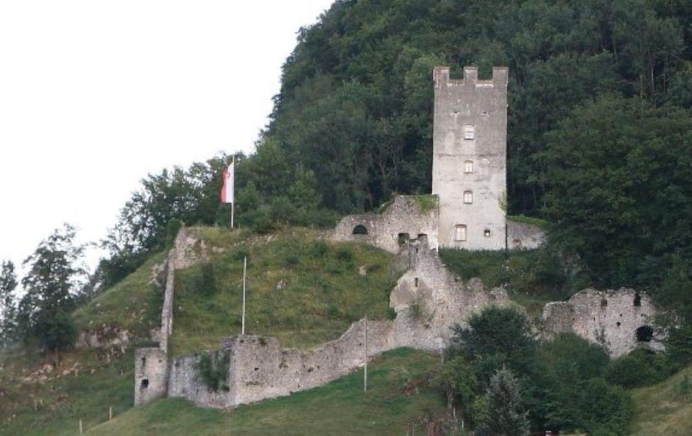 In Flintsbach am Inn, Oberbayern, sind Teile der Burg Falkenstein aufgrund anhaltenden Regens abgerutscht, was zur Evakuierung von 50 Anwohnern unterhalb der Burg führte. Hochwasserlage in Oberbayern: Teile der Burg Falkenstein abgestürzt, Evakuierungen im Landkreis Rosenheim