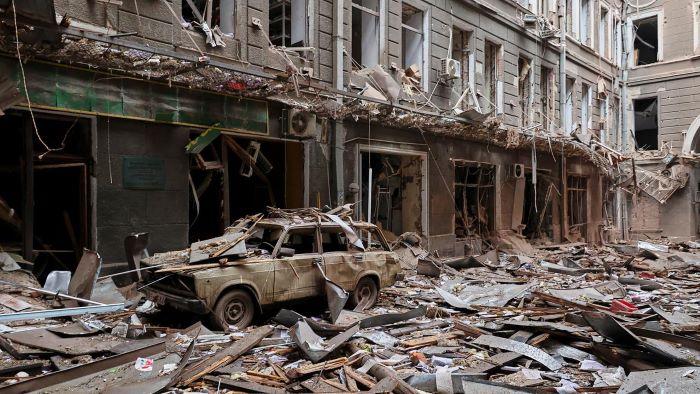 Die jüngsten Bombardements haben eine neue Welle der Verwüstung und des Todes gebracht. Ein besonders tragisches Ereignis ereignete sich nahe einer Bushaltestelle im Zentrum von Charkiw, wo eine gelenkte Gleitbombe ein Wohnhaus traf Terror in Charkiw: Russlands Bomben zerstören Leben und Infrastruktur