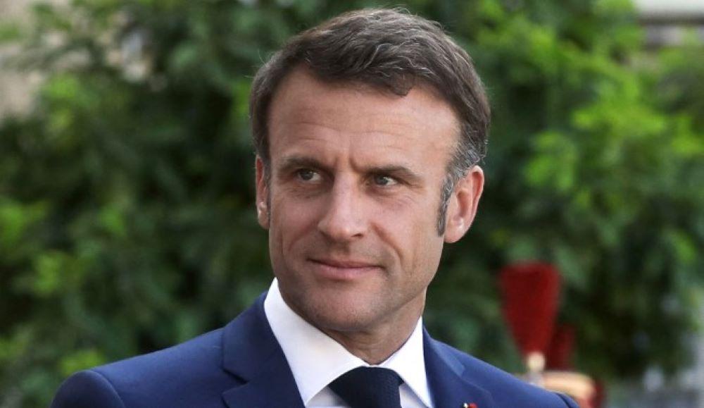 Am Donnerstag, nur drei Tage vor den Europawahlen, gab der französische Präsident Emmanuel Macron ein Fernsehinterview den Sendern TF1 und France 2. Dieses Interview folgte den Gedenkfeiern zur Landung der Alliierten in der Normandie, die anlässlich des 75. Jahrestages des D-Days stattfanden. Macron's EU-Warnung und Wahlkampfkontroverse: Ein Fernsehinterview vor den Europawahlen