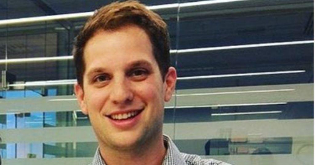 Die Inhaftierung des Wall Street Journal Reporters Evan Gershkovich in einem Moskauer Gefängnis hat international Besorgnis ausgelöst und steht als ein Beispiel für die wachsenden Spannungen zwischen den USA und Russland im 21. Jahrhundert. Kalter Krieg im 21. Jahrhundert: Wall Street Journal Reporter in Moskauer Gefängnis