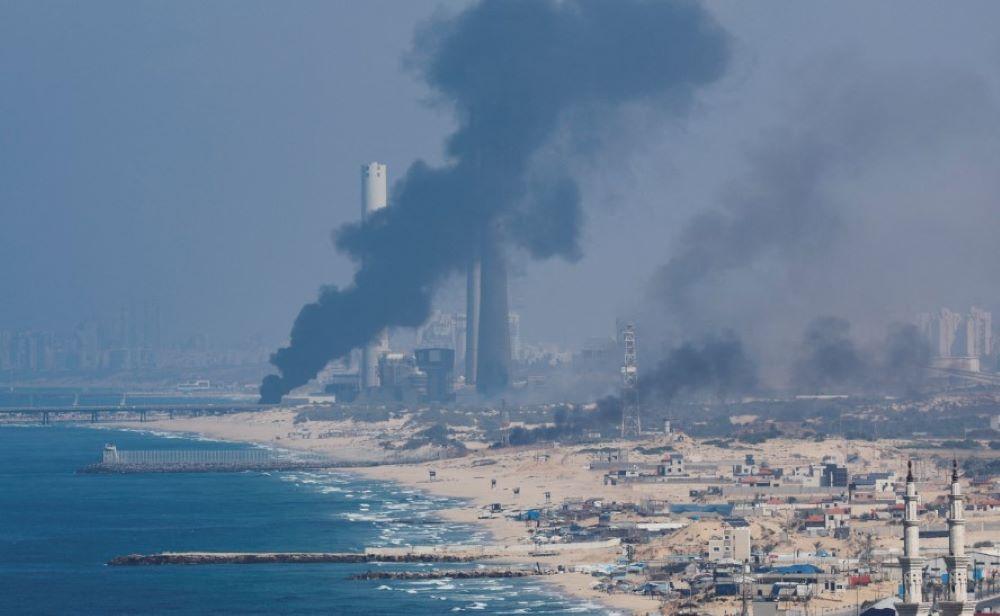 Auch im Norden Israels kam es infolge der Kämpfe zu schweren Schäden. Herabfallende Trümmer von abgefangenen Raketen verursachten Brände in mehreren Gebieten Gaza unter Beschuss: Über 70 Tote bei israelischen Angriffen in Gaza