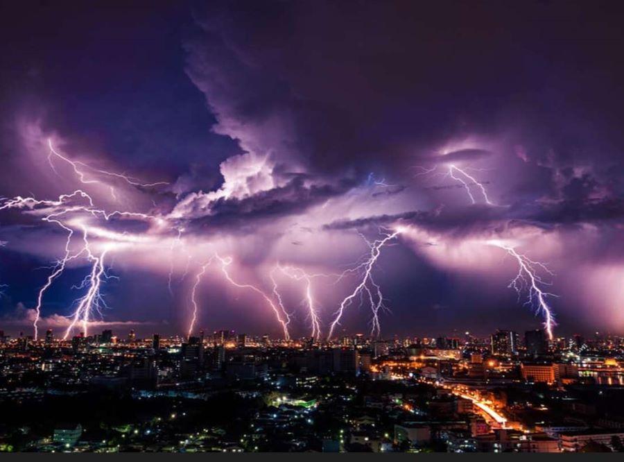 Angesichts einer schweren Unwetterwarnung hat die Stadt Dortmund entschieden, die geplanten Public-Viewing-Veranstaltungen zur Fußball-Europameisterschaft 2024 abzusagen. Extreme Wetterlage: Sicherheit geht vor - Public Viewing abgesagt